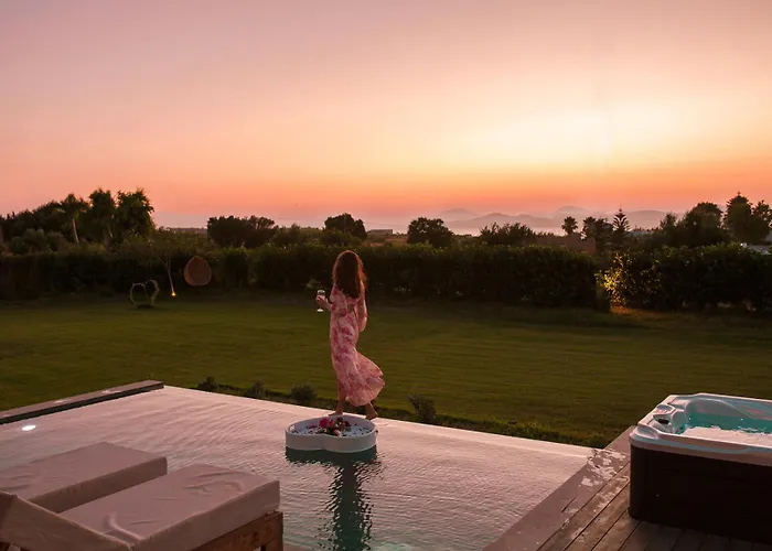 Aphrodite Luxury With Private Heated Pools & Jacuzzis