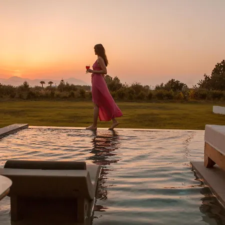 Aphrodite Luxury - Private Heated Pool & Jacuzzi