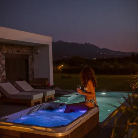 Aphrodite Luxury - Private Heated Pool & Jacuzzi İstanköy