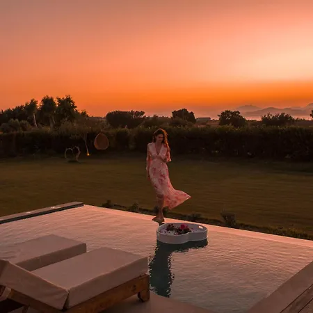 Aphrodite Luxury - Private Heated Pool & Jacuzzi *