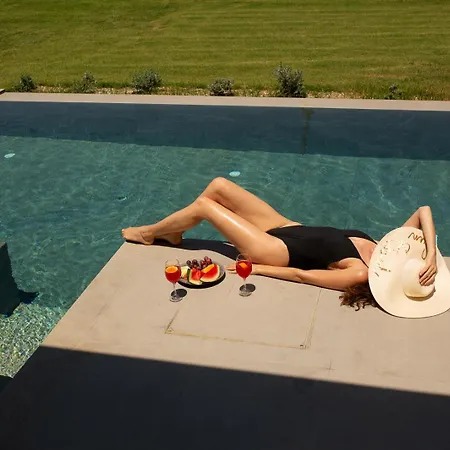 Aphrodite Luxury - Private Heated Pool & Jacuzzi