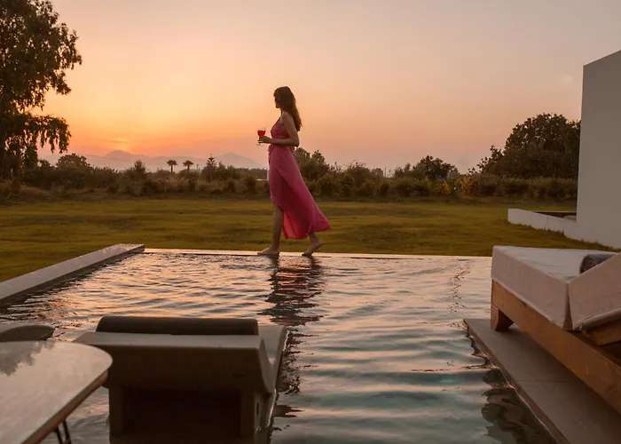 Aphrodite Luxury With Private Heated Pools & Jacuzzis